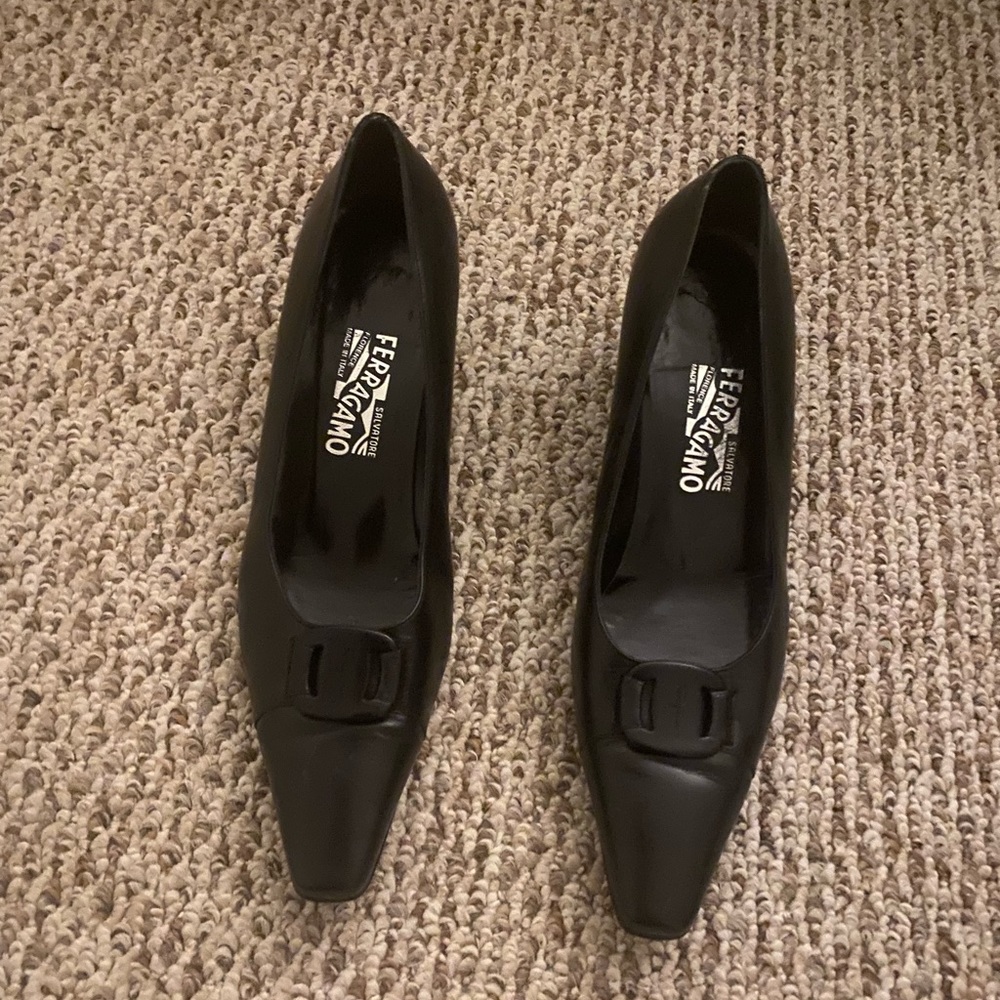 Selling a pair of SALVATORE FERRAGAMO small heeled pumps